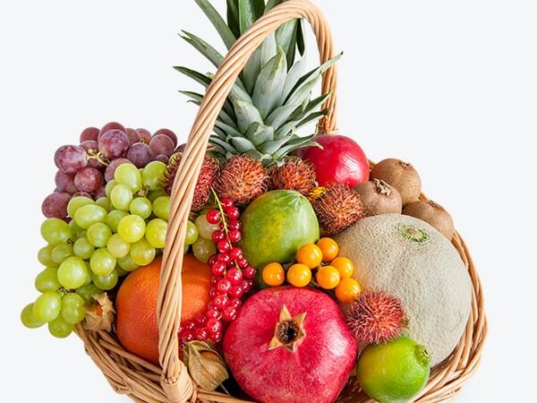 Корзина фруктов в подарок: какие выбрать фрукты и как оформить корзинку своими руками?