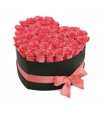 Розовые розы в коробке сердце код товара 1595