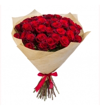 29 красных роз в крафт упаковке #2503