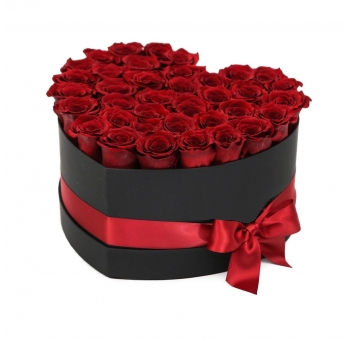 Красные розы в коробке сердце код товара 1597