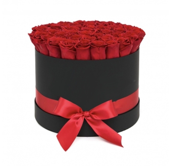 Красные розы в коробке код товара 1636