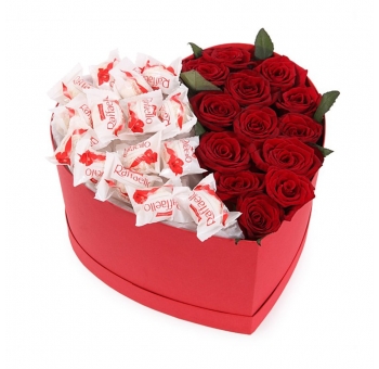 Розы и сладости в коробке сердце код товара 1644
