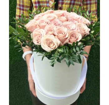 Кремовые розы в белой шляпной коробке (19 шт) код 2116