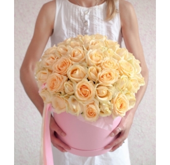 Кремовые розы в розовой коробке (51 шт) код товара 2122