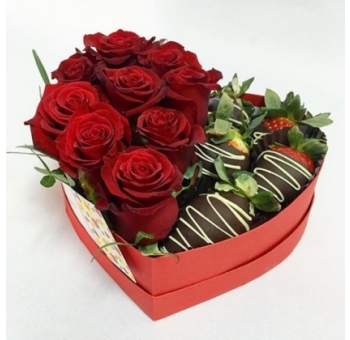 Сердце с клубникой в шоколаде и розами код товара 2211