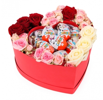 Розы и сладости в коробке сердце код товара 2273