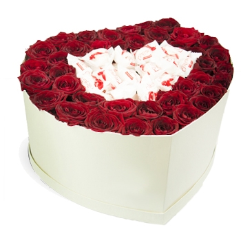 Розы и сладости в коробке сердце код товара 2273