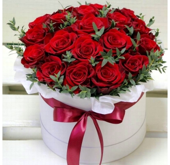 Букет красных роз в коробке #2492