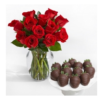Коробочка классической клубники в шоколаде и букет роз #2510